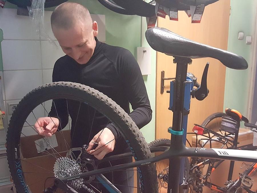 Serwis hamulca w Bikemanii.