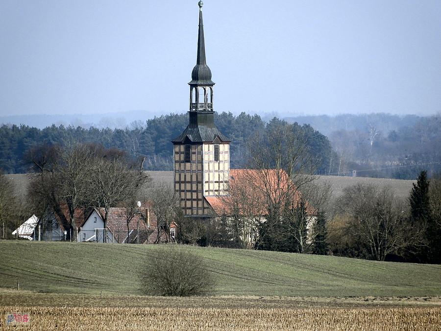 Ładnie prezentuje się z oddali kościół w Schwennenz.
