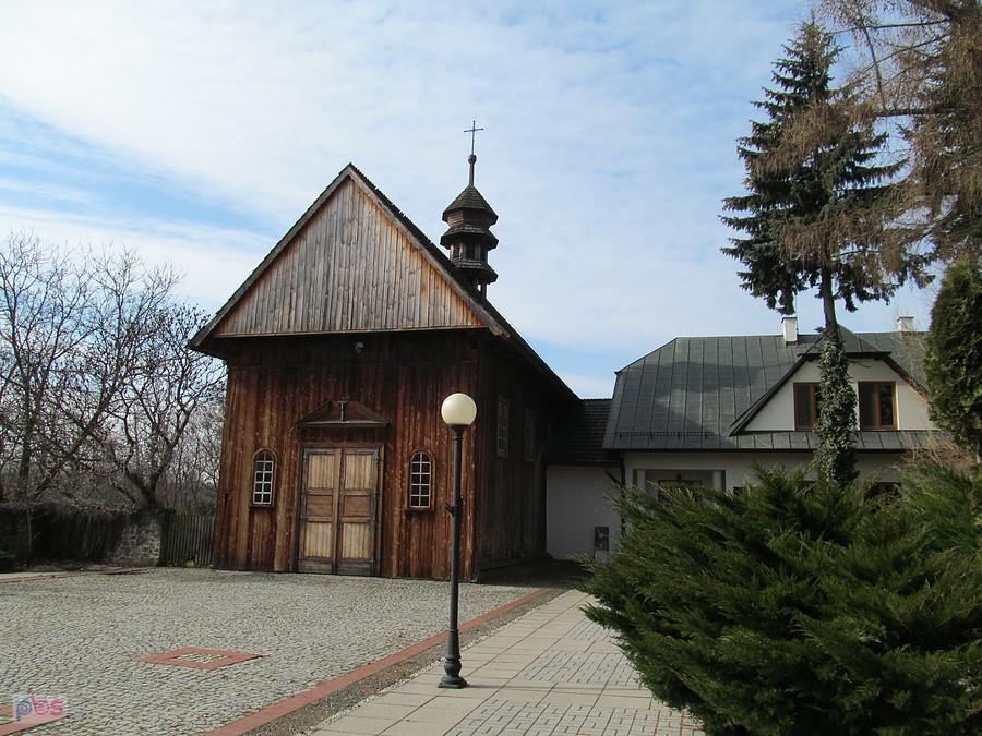 Kościółek, a własciwie to co z niego zostało. Kościółek datowany jest na 1674 rok
