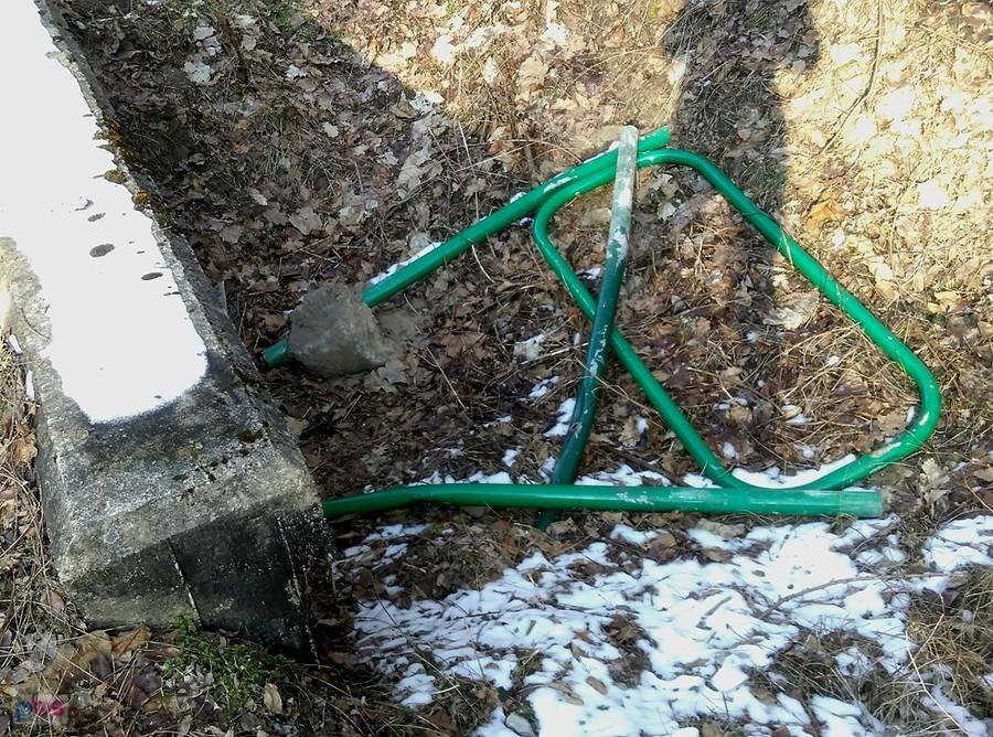 Jakiemuś wandalowi nie spodobała się barierka?
