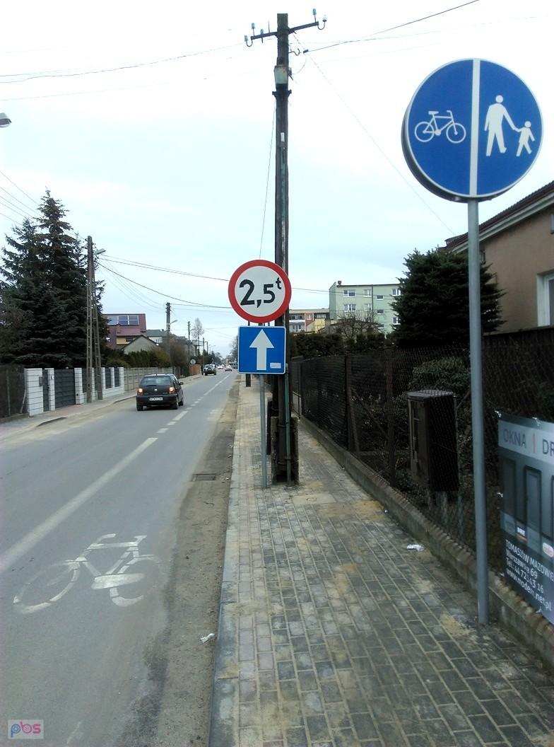 Pasy rowerowe, oby jak nawięcej takich...ale czy to nie jest jakiś absurd drogowy z tym znakiem?