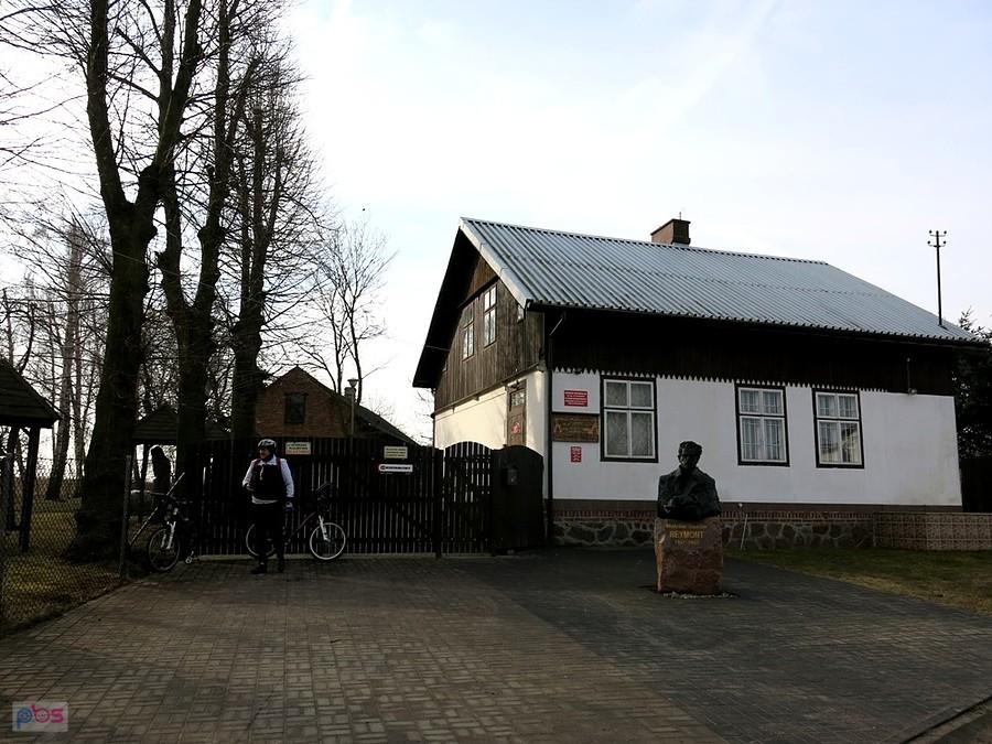 Przed Muzeum w Lipcach Reymontowskich