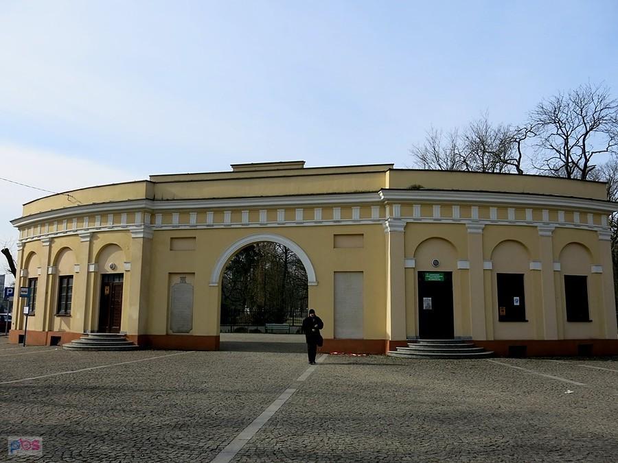 Przed bramą parkową - Skierniewice