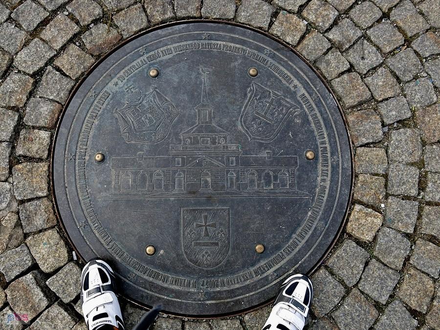 Ozdobny właz do studzienki na Rynku skierniewickim