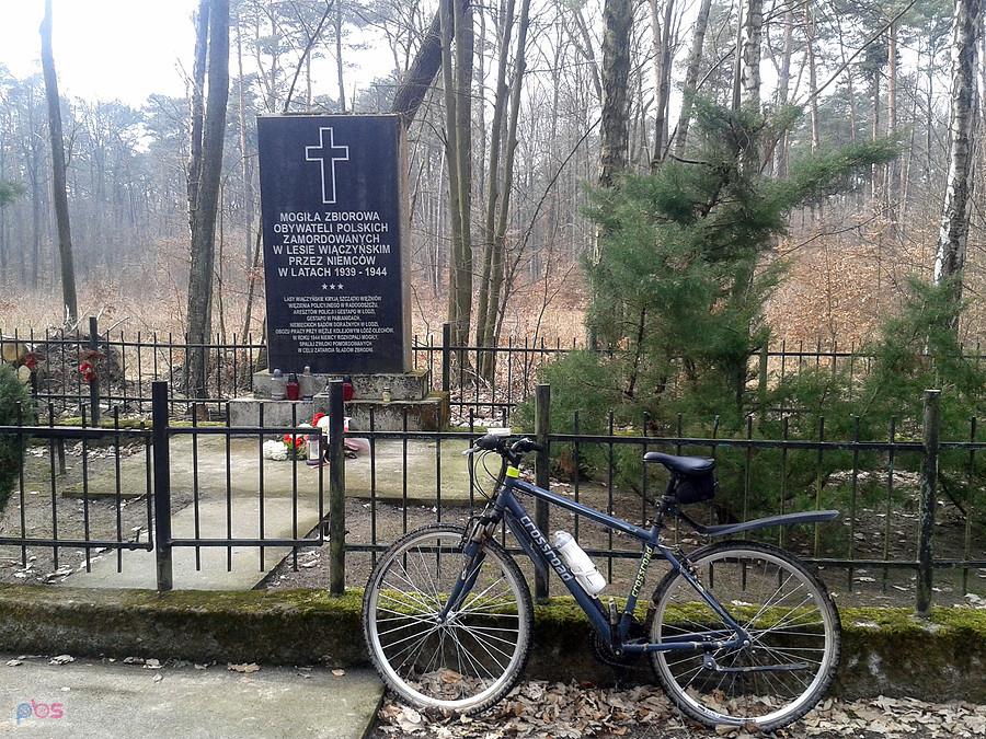 Las wiączyński - Zbiorowa mogiła ofiar II wojny światowej