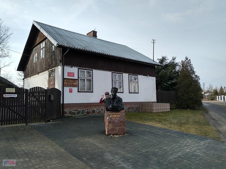 Lipce Reymontowskie - przy muzeum regionalnym S.W.Reymonta