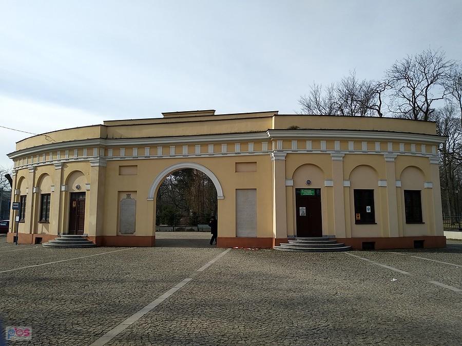 Główna brama parku miejskiego w Skierniewicach