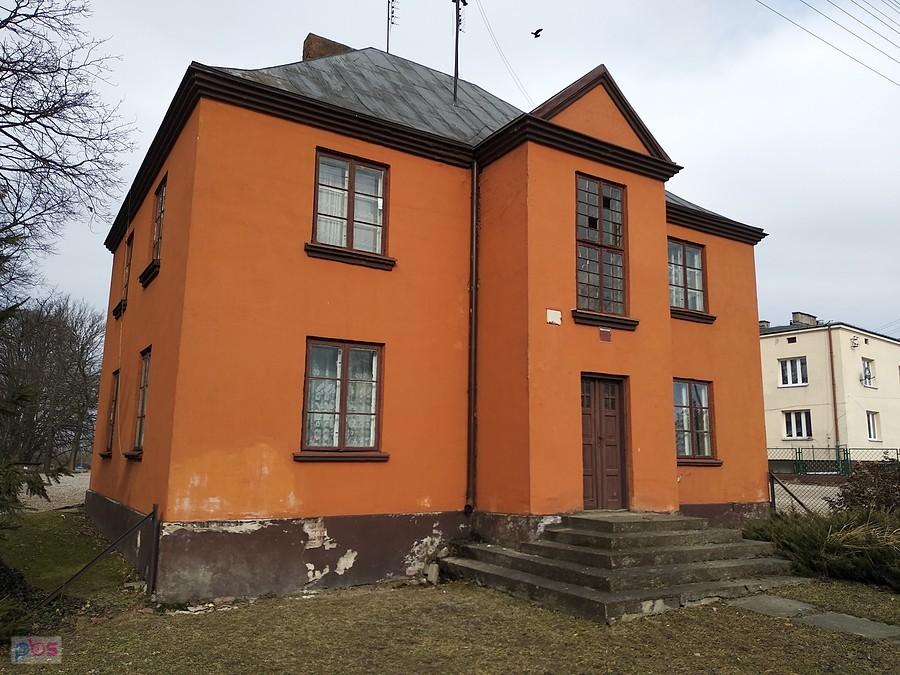 Nie wiem czemu ten budynek w Głuchowie był oznaczony jako dworek...., ale może tak jest....