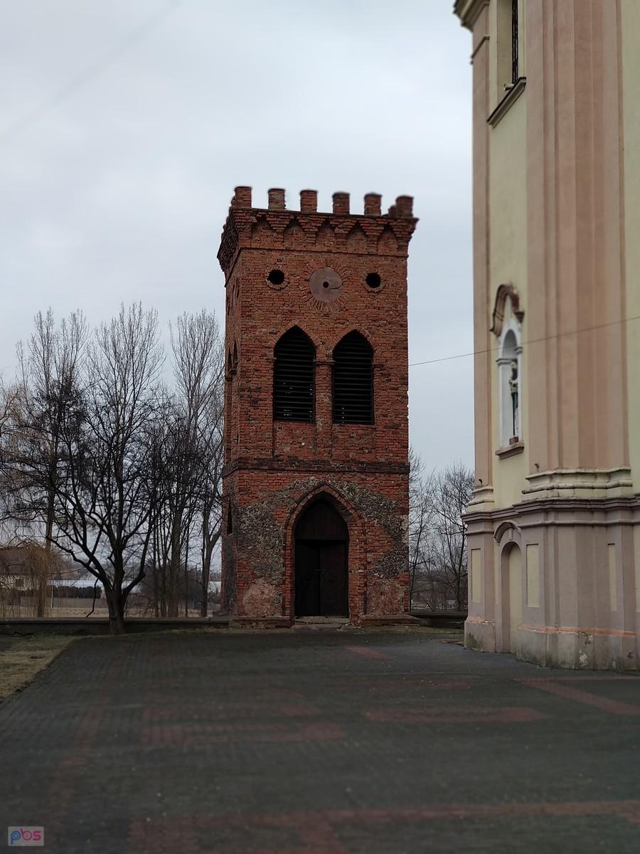 Stara dzwonnica przy kościele św. Michała Archanioła w Głuchowie