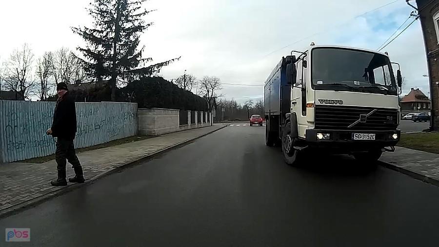 Świetnie zaparkował, tuż przy wyjeździe z Lidla
