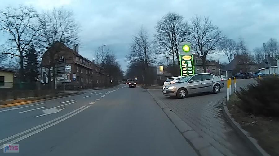 Mistrz wyjeżdżania... nie ma to jak ustawić się po lewej stronie...