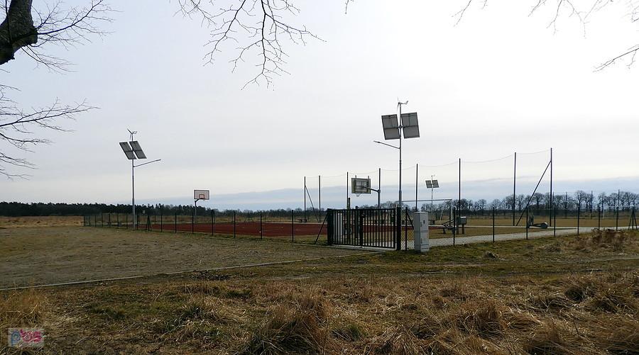 Boiska sportowe w Stolcu nie widoczne w głównej ulicy.