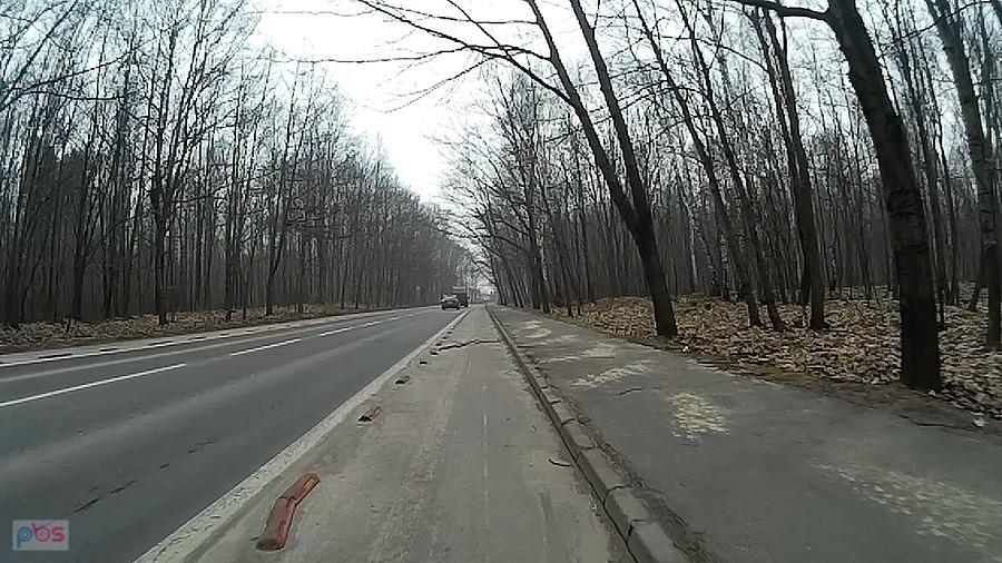 Te progi powinny być zlikwidowane, są cholernie niebezpieczne. Kolejne już się wyłamują.