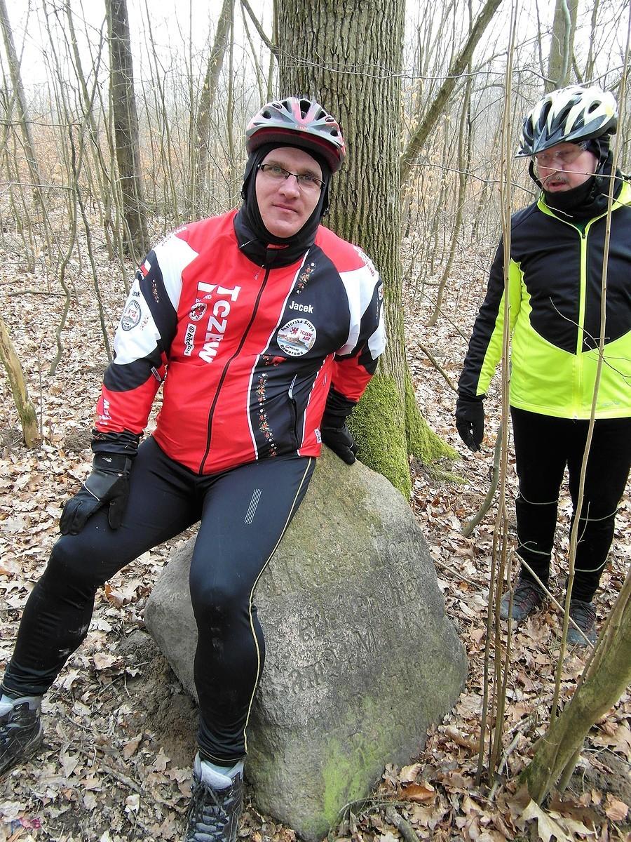 Dwóch rowerzystów przy Kamieniu Wilhelma nr 16