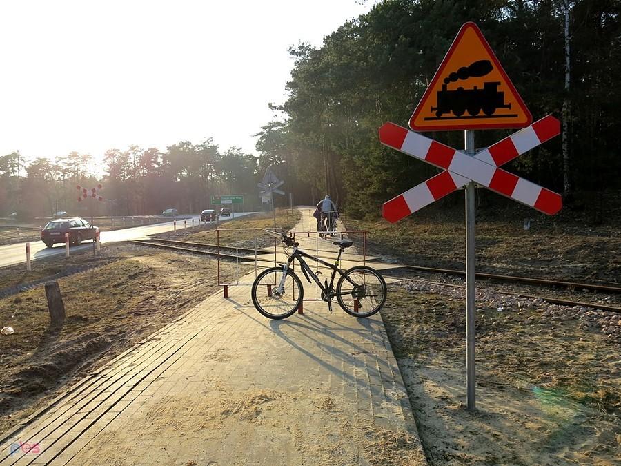 Uwaga. Niebezpieczne zasieki, barierki na drodze Spała- Tomaszów.