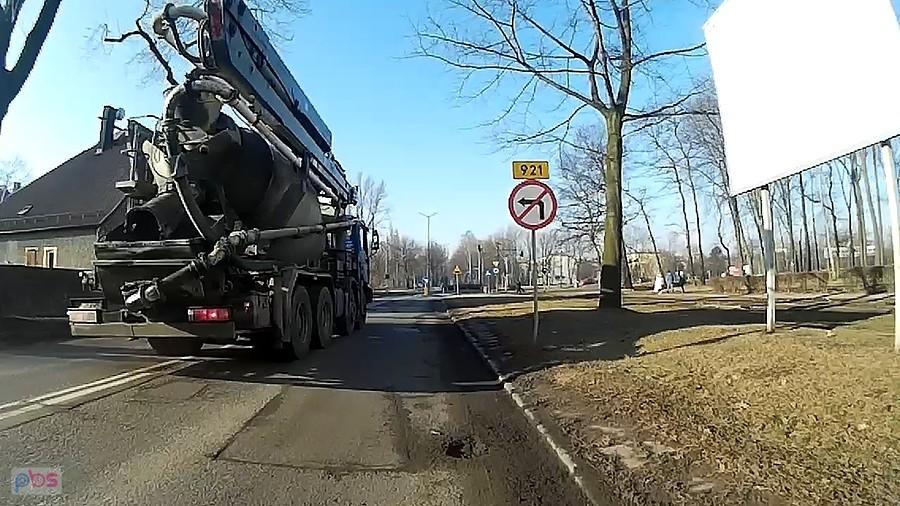 niewiele samochodów, ale jeżeli już to prawie zawsze coś większego
