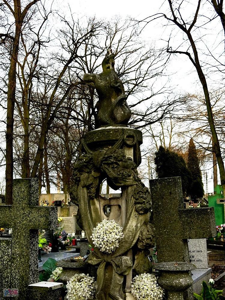 Na cmentarzu przy ul. Smutnej.