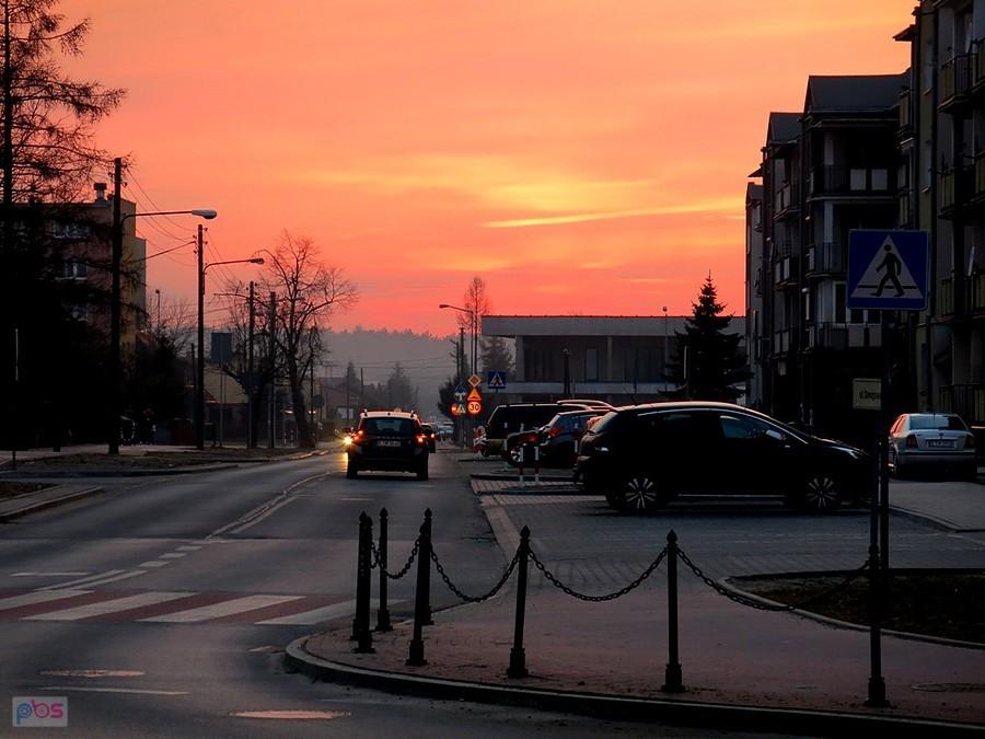 Przy rondzie ul. Jana Pawła II/Smugowa.