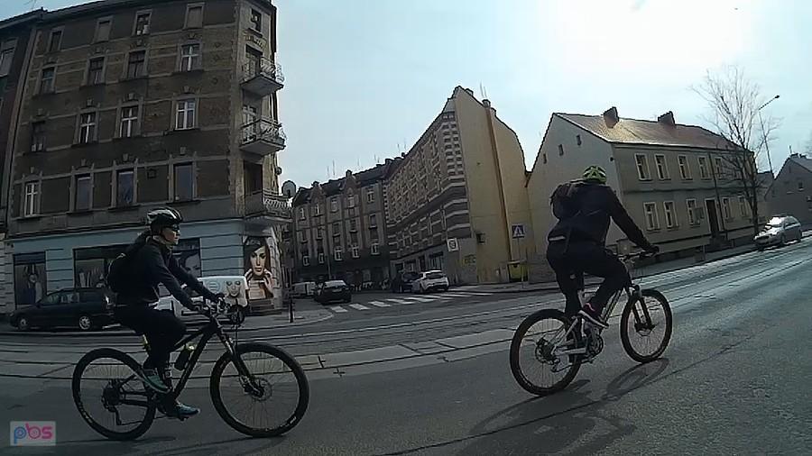 Już na początku trafiam na rowerzystów