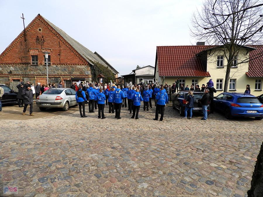 Przemarsz przez Schwennenz orkiestry ulicznej.