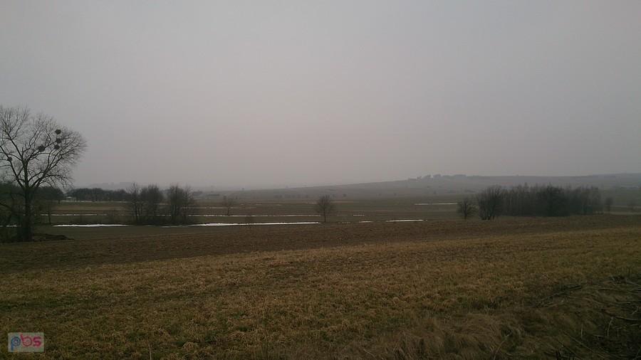 W oddali padający deszcz