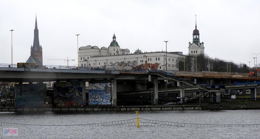 Zamek - widok z drugiej strony Odry.