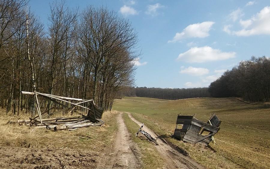Musiało porządnie wiać i to tak że ta stara ambona padła