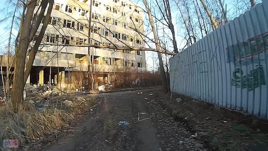 W strasznym tempie ten budynek popada w ruinę.
