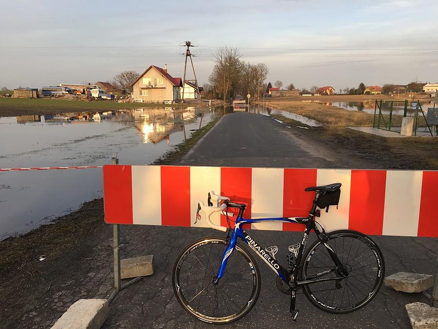 Zalana i zamknięta droga w Śmieszkowie