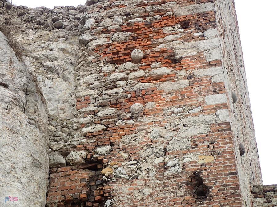 Kule armatnie wbite w mur