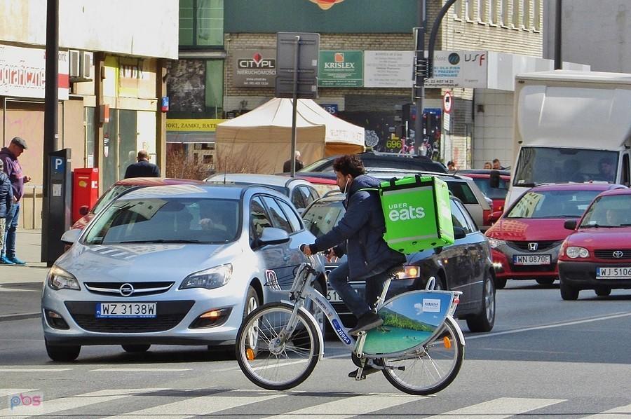 Azjatycki dostawca na rowerze miejskim