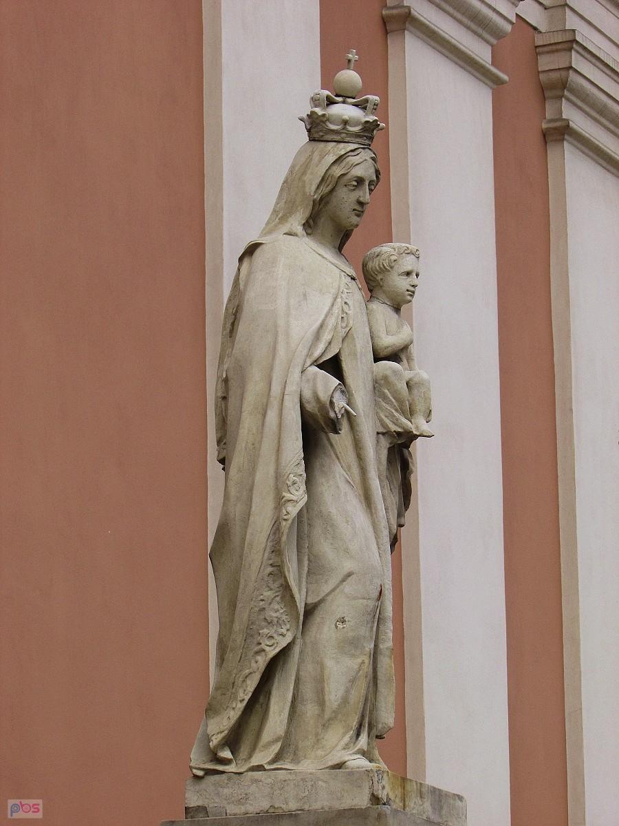 Figura NMP z Dzieciątkiem przed kościołem na Lesznie