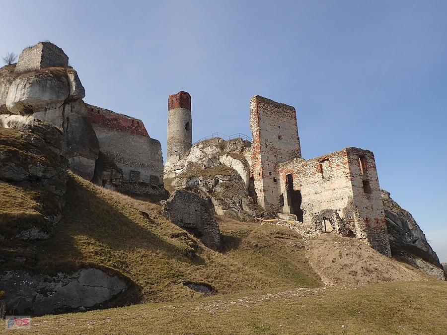 Olsztyn - widok zamku od pierwotnej bramy wjazdowej
