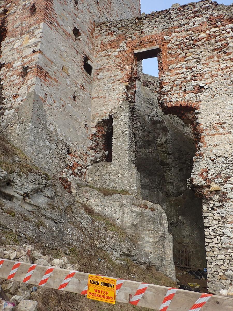 Główne wejście do części mieszkalnej zamku w Olsztynie k. Częstochowy