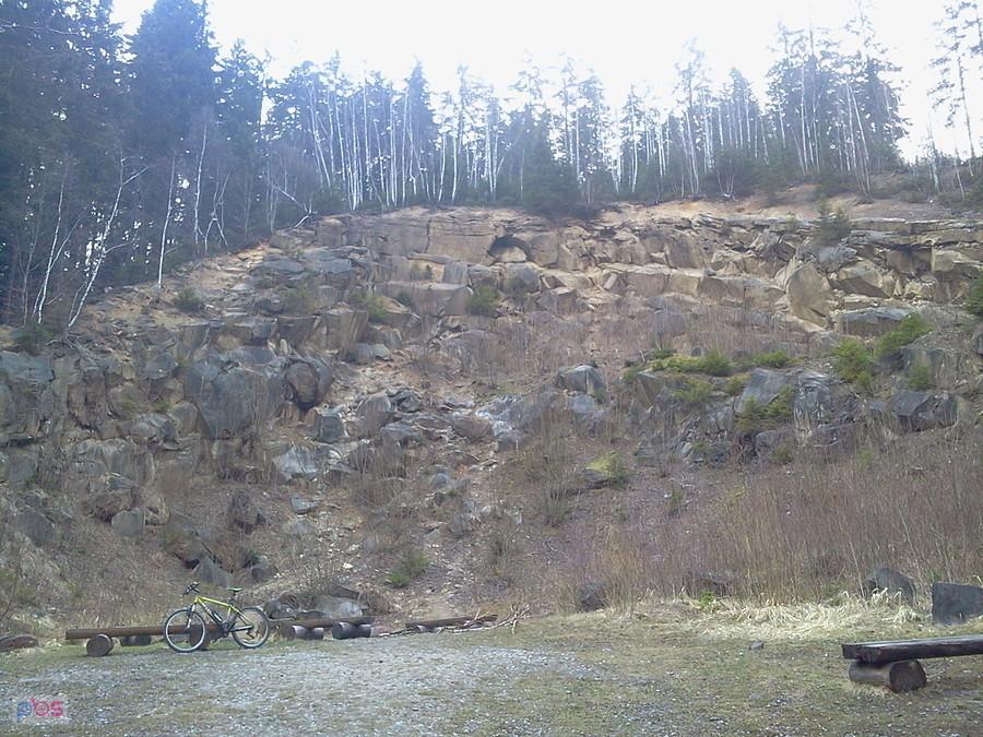 Klif skalny nad lasem