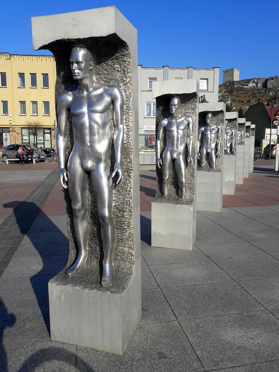 Wystawa rzeżb na olsztyńskim Rynku I.