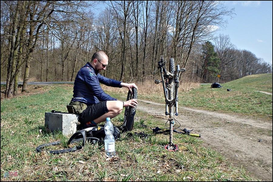 Wymiana dętki na trasie
