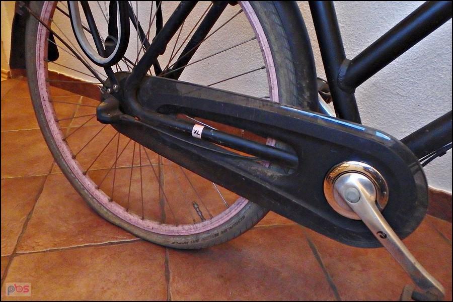 Wymiana dętki w miejskim rowerze holenderskim bez zdejmowania koła