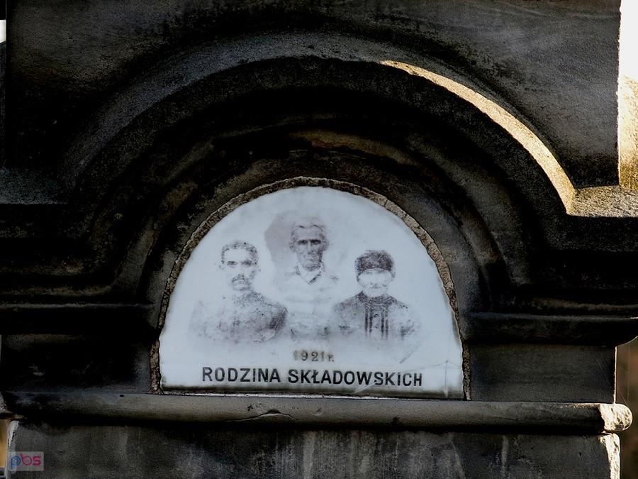 Na cmentarzu w Smardzewicach.
