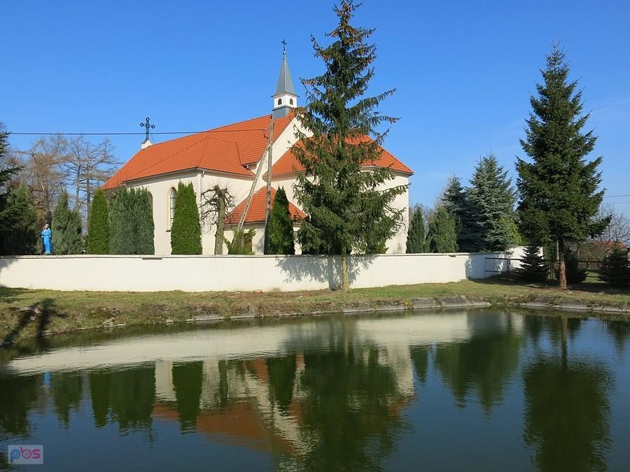 Parafia w Sławnie od strony stawu.