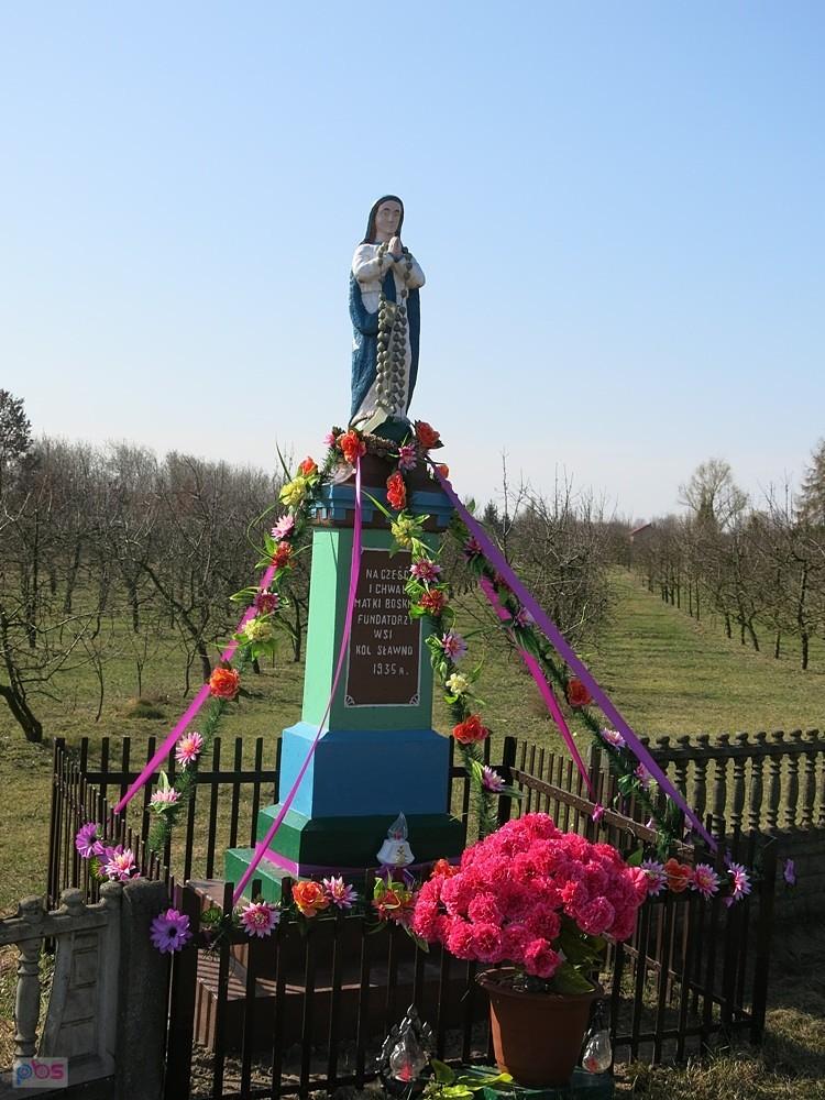 Gdzieś przy drodze.