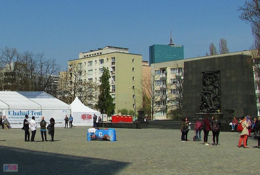 Namiot Spotkań Chabadu przed Muzeum POLIN