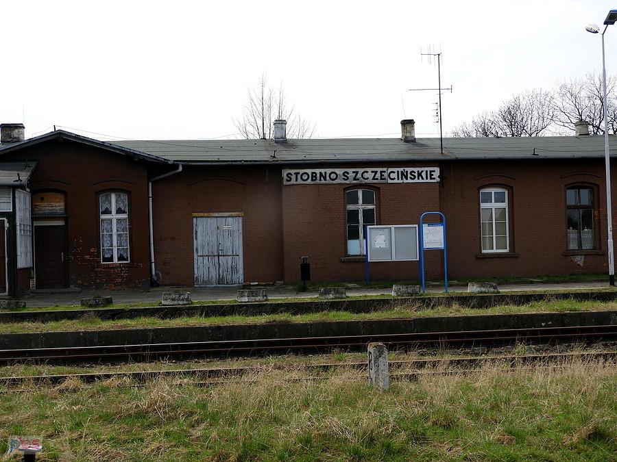 kiedyś funkcjonował - dworzec kolejowy w Stobnie Szczecińskim.