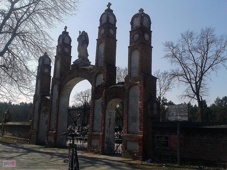Dobrów - brama cmentarna