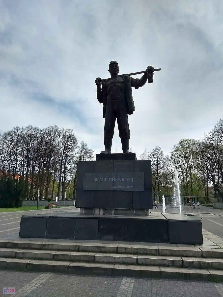 Pomnik Pstrowskiego (w pamięci jeszcze długo taki będzie)
