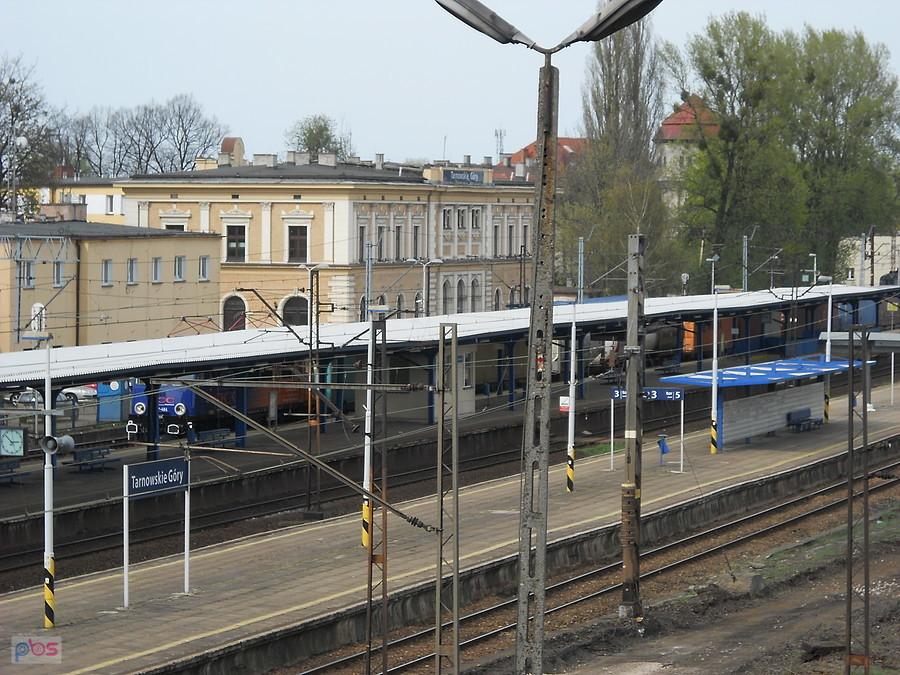 Zbliżenie na dworzec i pociąg