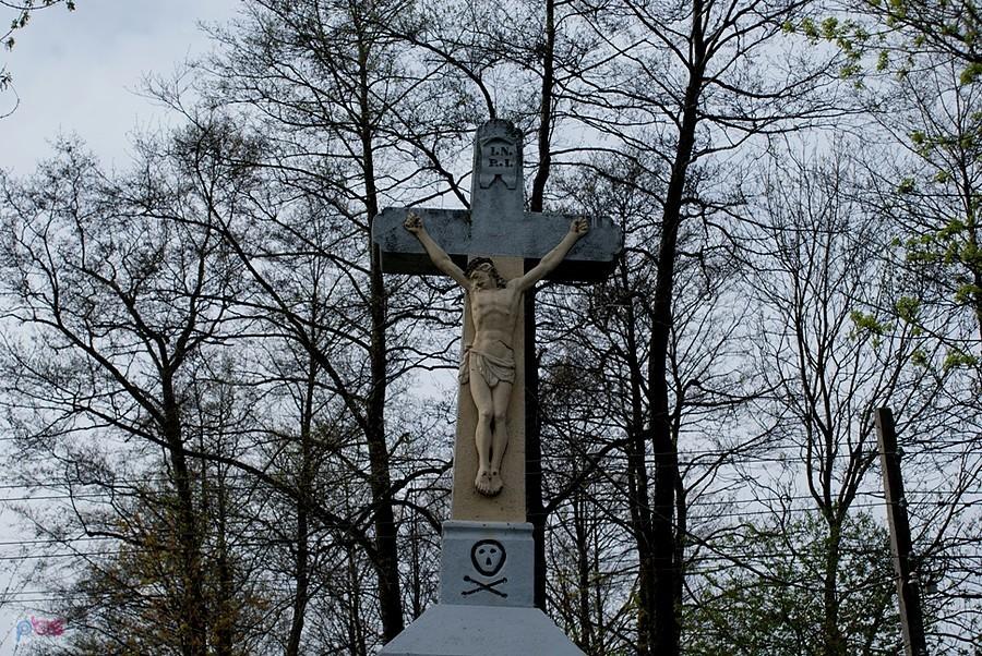 Chybie - czaszka pod krzyżem