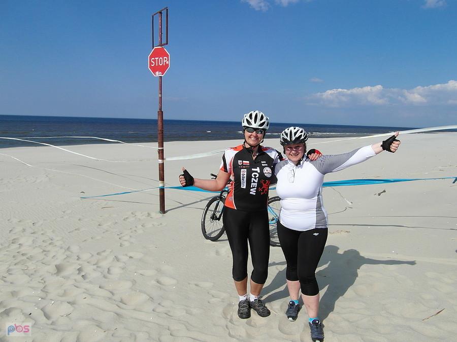 Dwie rowerzystki na plaży