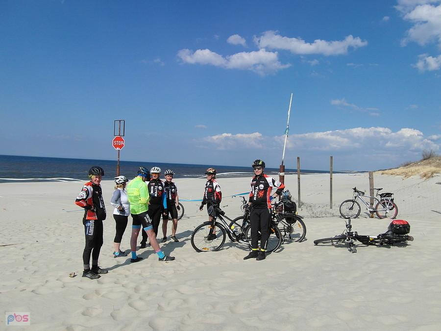 Grupa rowerzystów na plaży