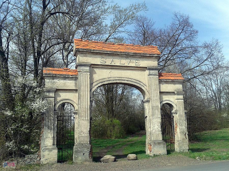 Brama wjazdowa do parku i dworku rodziny Błędowskich, Pomarzany